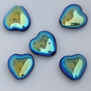 Puede incluir: Cinco cuentas de vidrio en forma de corazón azul iridiscente. Las cuentas tienen un brillo metálico y son perfectas para hacer joyas o manualidades.