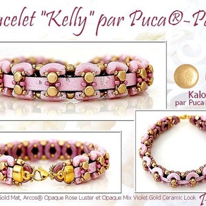 Può includere: Un braccialetto di perline rosa e oro con chiusura a moschettone. Il braccialetto è realizzato con piccole perline rotonde e presenta un motivo ripetitivo. Il testo "Bracelet "Kelly" par Puca®-Paris" è visibile nella parte superiore dell'immagine. Il testo "Kalos® par Puca®-Paris" è visibile nell'angolo in basso a destra dell'immagine. Il testo "Kalos® Light Gold Mat, Arcos® Opaque Rose Luster et Opaque Mix Violet Gold Ceramic Look Puca®" è visibile nella parte inferiore dell'immagine.