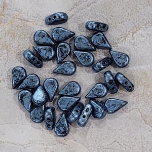 Amos par Puca-kraal, metallic matblauwe stippen, 2 gaten, 30 stuks, 5 x 8 mm