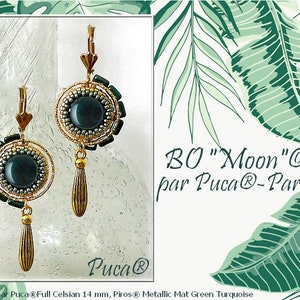 Pode incluir: Um par de brincos de ouro com um design de contas pretas e verdes. Os brincos são etiquetados como "BO "Moon" @ par Puca®-Paris" e "Cabochon par Puca® Full Celsian 14 mm, Piros® Metallic Mat Green Turquoise".