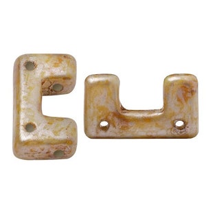 Puede incluir: Dos cuentas de cerámica de color dorado con una abertura en forma de U. Las cuentas están diseñadas para ser utilizadas como separadores o conectores en la elaboración de joyas.