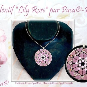 Könnte beinhalten: Eine rosa und weiße Perlenkette mit einem runden Anhänger, der ein Blumenmotiv zeigt. Die Kette wird auf einem schwarzen Samtständer präsentiert. Der Text "Pendentif "Lily Rose" par Puca®-Paris" und "Puca®" ist auf dem Bild zu sehen. Der Text "Hélios® Rose Opal Mat, MinosⓇ Rose Opal Tweedy" ist ebenfalls auf dem Bild zu sehen.