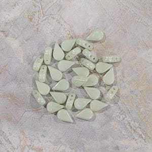 Amos par Puca-kraal, ondoorzichtige lichtgroene glans, 2 gaten, 30 stuks, 5 x 8 mm