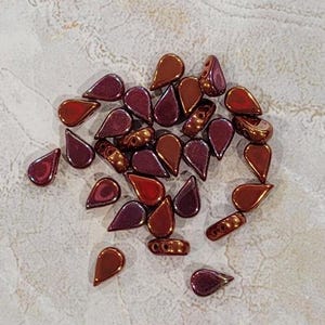 Amos par Puca Bead, Opaque Coral Red Iris Luster, 2-Hole, 30 count, 5 x 8 mm. (93200-15780)