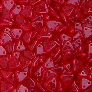 CzechMate Triangle, Siam Ruby, 2 Hole Bead, (9008),  50 count