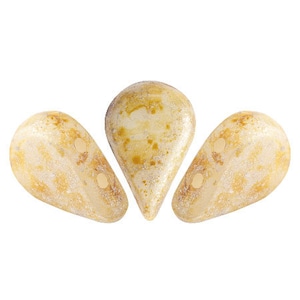 Puede incluir: Tres cuentas nacaradas en forma de lágrima con un patrón de mármol dorado y blanco.