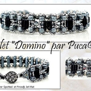 Może przedstawiać: Bransoletka z koralików srebrnych i czarnych z zapięciem. Bransoletka wykonana jest z małych, kwadratowych koralików i ma wzór "Domino". W obrazie widoczny jest tekst "Bracelet "Domino" par Puca®-Paris".