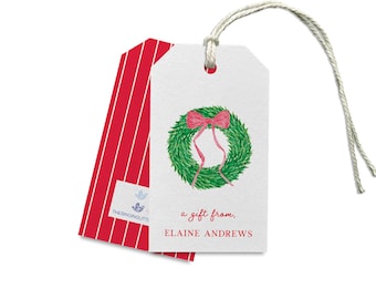Könnte beinhalten: Ein weißer Geschenkanhänger mit einem grünen Kranz mit einer rosa Schleife und dem Text "a gift from, ELAINE ANDREWS". Der Anhänger ist an einem rot-weiß gestreiften Anhänger mit dem Text "thesinginggifts.com" befestigt.
