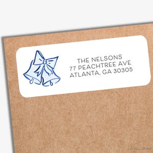 Etiquetas de dirección de retorno navideñas IMPRESAS / Sobre con dirección / Pegatina de envío personalizada con campanas navideñas / Tarjeta navideña familiar azul y blanca
