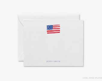 Könnte beinhalten: Eine weiße Karte mit einer Aquarell-Illustration der amerikanischen Flagge in Rot, Weiß und Blau. Der Text "Jenny Smith" ist in Blau am unteren Rand der Karte gedruckt.