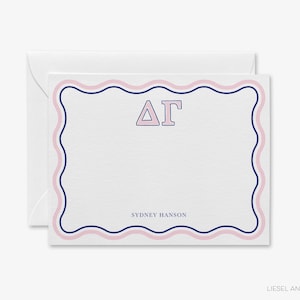 Gepersonaliseerde briefpapier Delta Gamma | Cadeaukaartjes Bieddag | ΔΓBedankbriefjes | Vrouwenvereniging groot klein cadeau | Preppy roze en blauwe golf