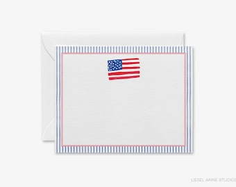 Könnte beinhalten: Eine weiße Karte mit einem blauen und roten gestreiften Rand. Die Karte zeigt eine rot-weiß-blaue amerikanische Flagge im oberen Mittelteil der Karte.