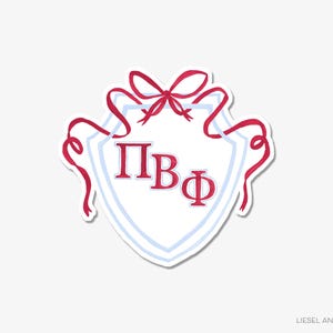 Può includere: Un adesivo bianco a forma di scudo con un contorno azzurro chiaro e dettagli di nastro rosso. Lo scudo contiene le lettere greche Π, B e Φ in rosso. L'adesivo ha un bordo bianco e si trova su sfondo bianco.