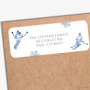 Blauw en wit retouradreslabel skiër GEDRUKT | Witte adresenvelop | Gepersonaliseerde ski- en sneeuwvlokpoststicker | Blauw en wit