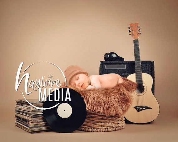 Jeune Fille Douée Avec Un Cadeau Pour La Musique De Guitare Photo