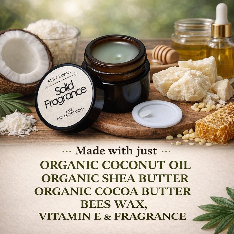 Pode incluir: Uma fragr&acirc;ncia s&oacute;lida num frasco castanho escuro com tampa preta, rotulada como "M&T Scents Solid Fragrance". A imagem inclui ingredientes como coco, manteiga de karit&eacute;, manteiga de cacau, cera de abelha e vitamina E. O texto diz "Made with just..." e lista os ingredientes.
