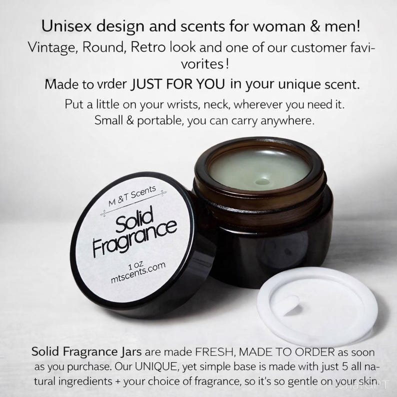 Pode incluir: Um frasco de perfume s&oacute;lido castanho escuro com tampa branca. O frasco tem um r&oacute;tulo que diz "Solid Fragrance" e "1 OZ". O texto no frasco tamb&eacute;m diz "mtscents.com". A imagem inclui texto que diz "Design e aromas unissex".