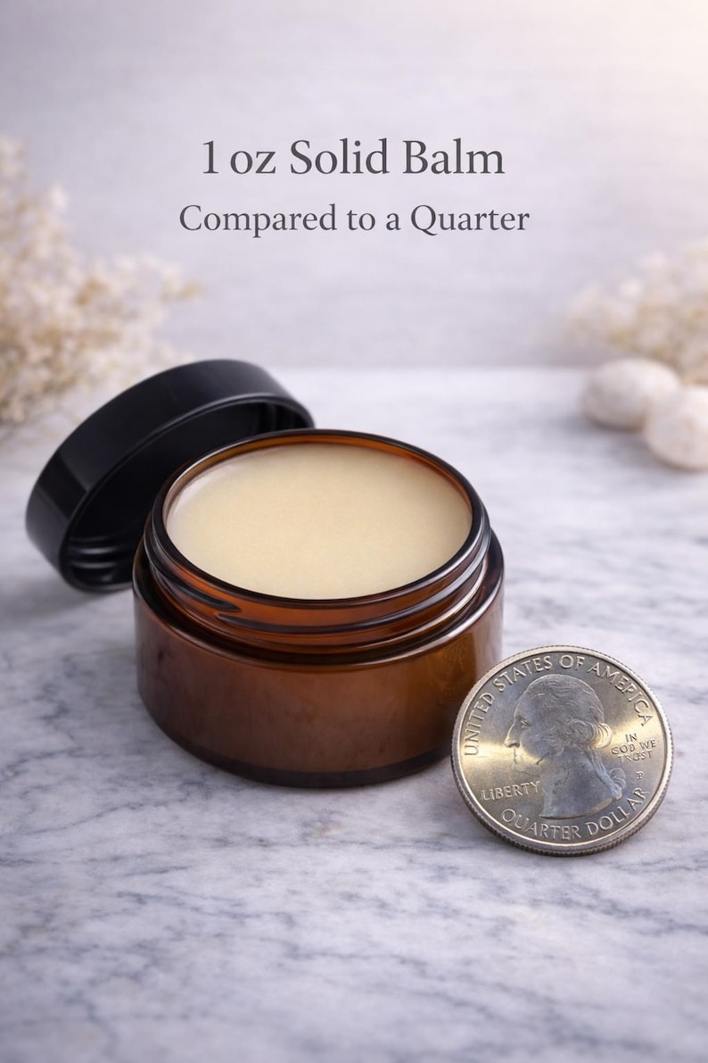 Pode incluir: Um pequeno frasco de vidro castanho aberto preenchido com um b&aacute;lsamo s&oacute;lido amarelo claro, ao lado de uma moeda de vinte e cinco centavos americana. O texto "1 oz Solid Balm Compared to a Quarter" est&aacute; acima do frasco. O frasco tem uma tampa preta.