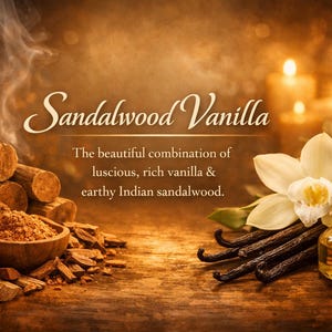 Pode incluir: Imagem com o texto "Sandalwood Vanilla" e elementos de baunilha e s&acirc;ndalo. A imagem inclui vagens de baunilha, uma flor de baunilha, uma pequena garrafa de vidro e toras e p&oacute; de s&acirc;ndalo. O fundo tem velas acesas.