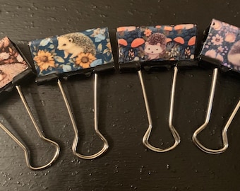 Hedgehogs in the garden -set of 4 med binder clips (Sept 2024)