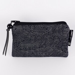 Elegante mini portafoglio giapponese punteggiato Nami blu scuro, custodia per carte con onde blu scuro, borsa da viaggio a pois a onde, portachiavi minimalista, custodia con cerniera per monete