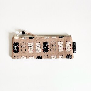 Astuccio in cotone con stampa Maneki Neko beige, organizer fatto a mano per penne, pennelli per trucco, mascara, eyeliner, rullo per il viso, piccoli strumenti artigianali