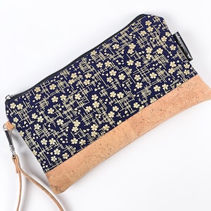 Cartera de pulsera con correa de corcho / Tejido índigo japonés con flores de cerezo doradas / Cartera vegana hecha a mano para iPhone y artículos esenciales