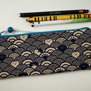 Astuccio portapenne Neko blu, astuccio con cerniera in tessuto Seigaiha con gatto giapponese, organizer fatto a mano a forma di gatto kawaii, grazioso astuccio in cotone giapponese
