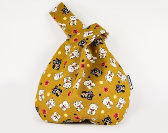 Japanische Knotentasche Mittelgroße Projekttasche aus senffarbener Katze Stoff, Knotentasche, Japanische Handgelenktasche mit Maneki Neko Katzen