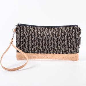 Cartera de mano con correa de corcho desmontable / Estampado de Sayagata dorado sobre negro / Cartera de mano de piel vegana hecha a mano en Italia