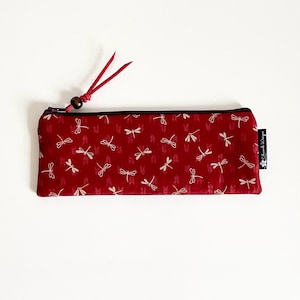 Estojo para lápis libélula vermelho Borgonha, organizador de algodão japonês feito à mão, bolsa de papelaria exclusiva, bolsa plana vermelha, bolsa libélula, bolsa com zíper