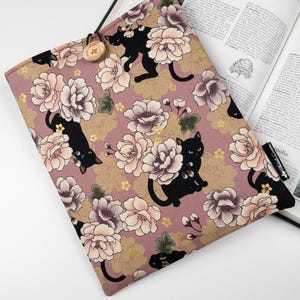 Protège-livre rose Neko avec chat et pivoine | Housse en tissu japonais | Étui rembourré chat noir pour tablette et Kindle | Fait main en Italie | Cadeau kawaii