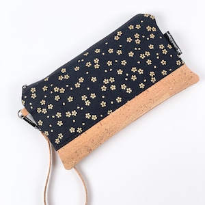 Cartera de mano con correa de corcho / Tela japonesa negra con flores de cerezo doradas / Cartera vegana hecha a mano para iPhone y artículos esenciales