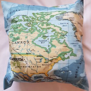 Funda de cojín con mapa del mundo en azul brillante