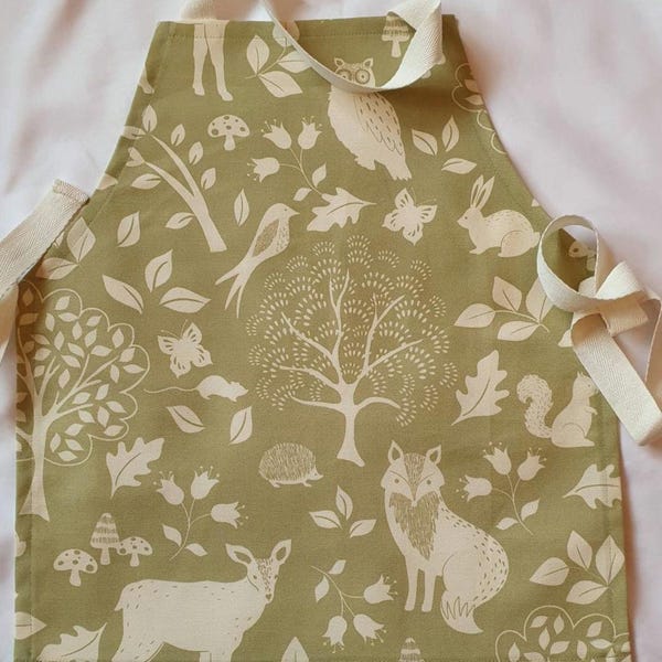 Peuterschort Woodland Animal: handgemaakt katoenen schort voor kinderen