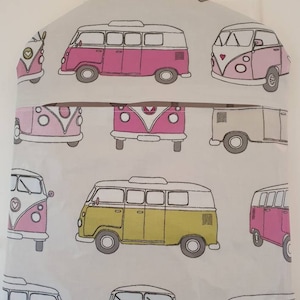 Puede incluir: Un contenedor de almacenamiento de tela blanca con un patrón de furgoneta vintage rosa y verde. Las furgonetas tienen un corazón en la parte delantera y algunas tienen un techo blanco.