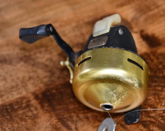 Vintage Zebco 76 Spincasting Reel With Star Drag, Green and Beige