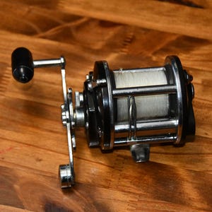 cheap fishing bait boxes Tacklebox Blue Swirl MAKE:Yamaha Rod Color:Black Daiwa Caprice Hardbodyz 2000 The bait box is