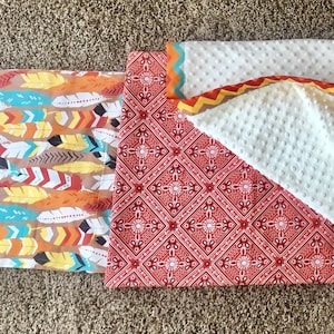 Coprimaterasso per il pisolino con coperta, tappetino per dormire per bambini in età prescolare, asilo nido, bandana Lucky Feathers Western Native Chevron, minky bianco