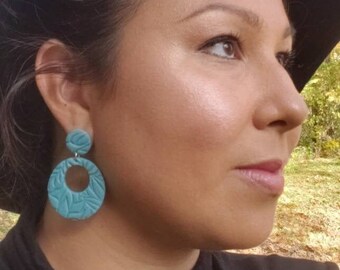 Sky Blue Clay Statement Ohrringe, 18kt vergoldete Florale Textur Ohrringe, Hypoallergen Nickelfrei, Statement Ohrringe, Izzy Collection