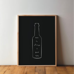 Könnte beinhalten: Eine Schwarzweißillustration einer Bierflasche mit dem Text "beer is always a good idea" in der Flasche.