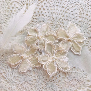 Flower Lace Applique 10pcs Avorio Beige Perline Organza Ricamo Patch floreali per abito Maglione Vestiti Decorazione 6cm 2.36 "Largo L14F26