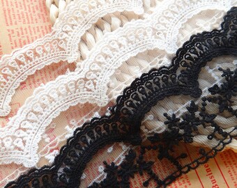 Peut inclure: Trois galons de dentelle, un noir et deux blancs. La dentelle est délicate et a un bord festonné. La dentelle est parfaite pour ajouter une touche d'élégance à tout projet.