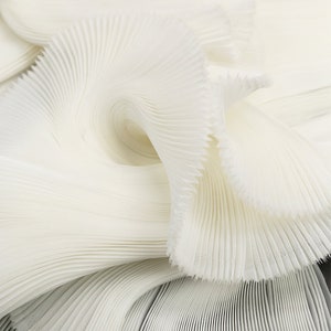 Tessuto di organza plissettato bianco Tessuto plissettato Fisarmonica Aggraffatura Rughe Abito da sposa rigido Modellazione Tessuto decorativo di design M105F7