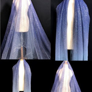 K&ouml;nnte beinhalten: Dunkelblauer bis hellblauer Ombre-T&uuml;llstoff mit silbernem Glitzer. Der Stoff ist &uuml;ber eine Schaufensterpuppe drapiert.