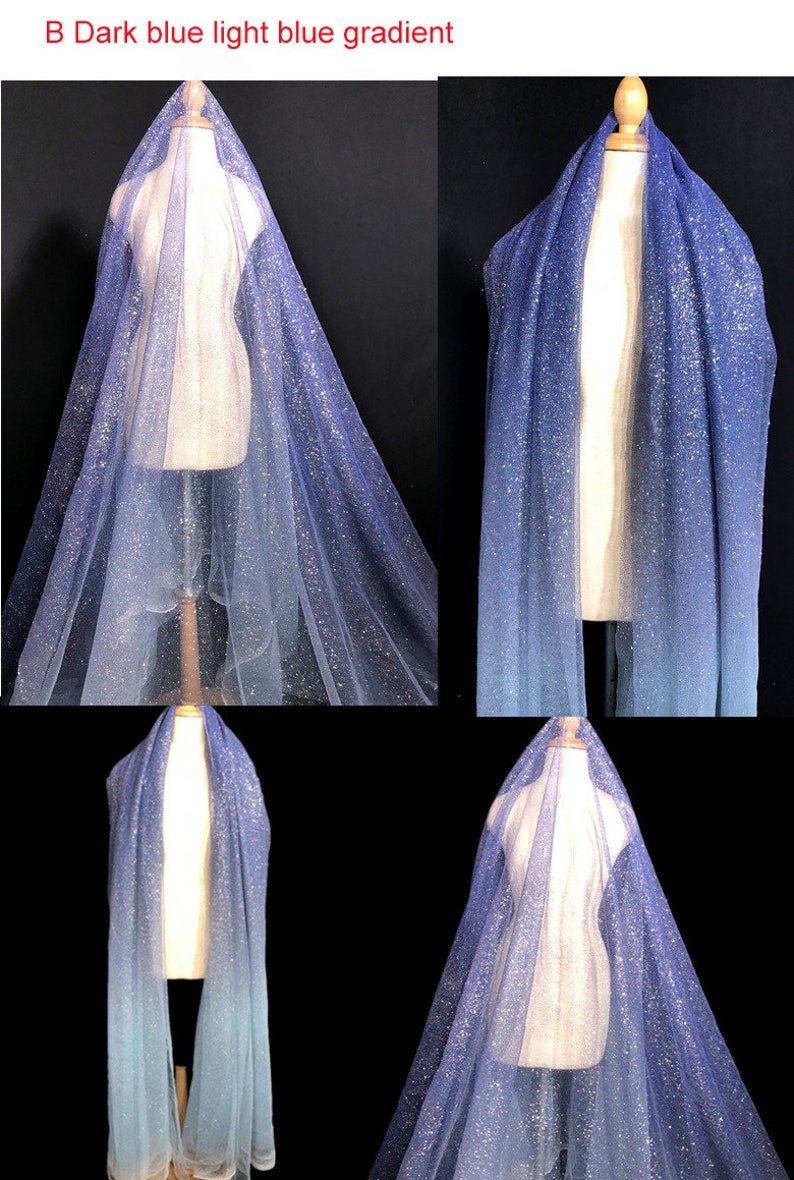 K&ouml;nnte beinhalten: Dunkelblauer bis hellblauer Ombre-T&uuml;llstoff mit silbernem Glitzer. Der Stoff ist &uuml;ber eine Schaufensterpuppe drapiert.