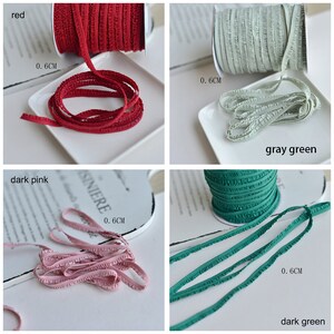 Pu&ograve; includere: Quattro bobine di passamaneria arricciata in diversi colori: rosso, verde grigio, rosa scuro e verde scuro. Ogni bobina &egrave; etichettata con il colore e ha una misura di 0,6 cm.