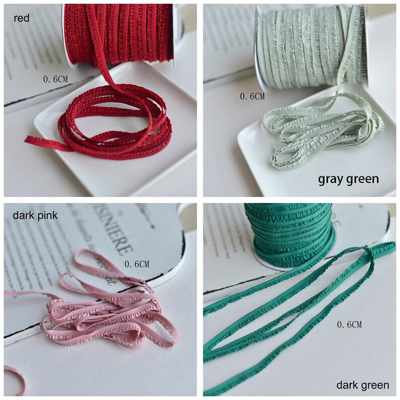 Pu&ograve; includere: Quattro bobine di passamaneria arricciata in diversi colori: rosso, verde grigio, rosa scuro e verde scuro. Ogni bobina &egrave; etichettata con il colore e ha una misura di 0,6 cm.