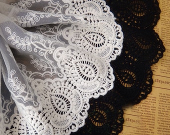 Peut inclure: Garniture en dentelle blanche et noire avec un motif paisley. La dentelle est délicate et complexe, avec un bord festonné.