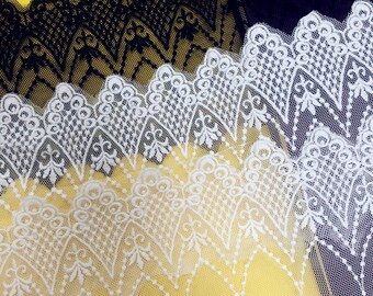Peut inclure: Garniture de dentelle blanche et noire avec un bord festonné. La dentelle a un motif floral délicat.